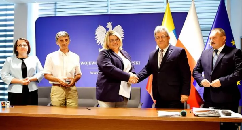 Podpisanie umowy odbyło się 8 lipca br. w Świętokrzyskim Urzędzie Wojewódzkim w Kielcach. Z ramienia Powiatu dokument sygnowali: wicestarosta Małgorzata Galas – Bąba, Członek Zarządu Powiatu Jarosław Samela i Skarbnik Powiatu Magdalena Zawadzka, zaś ze strony Województwa Wojewoda Świętokrzyski Józef Bryk. 