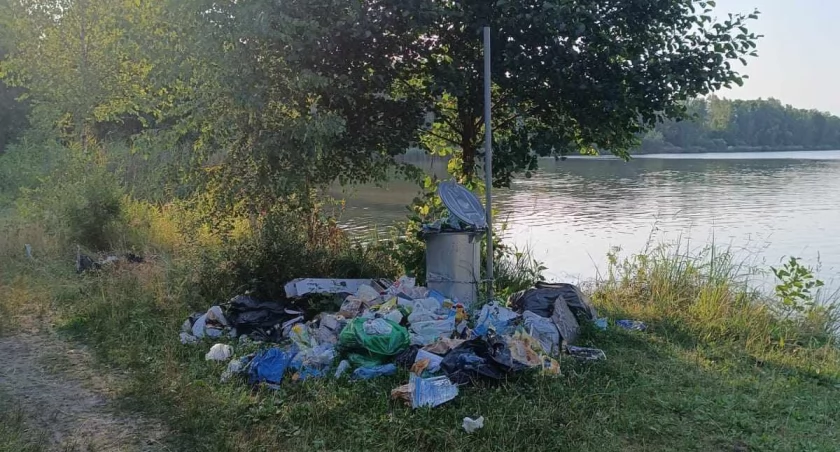 Sterta śmieci nad wodą...