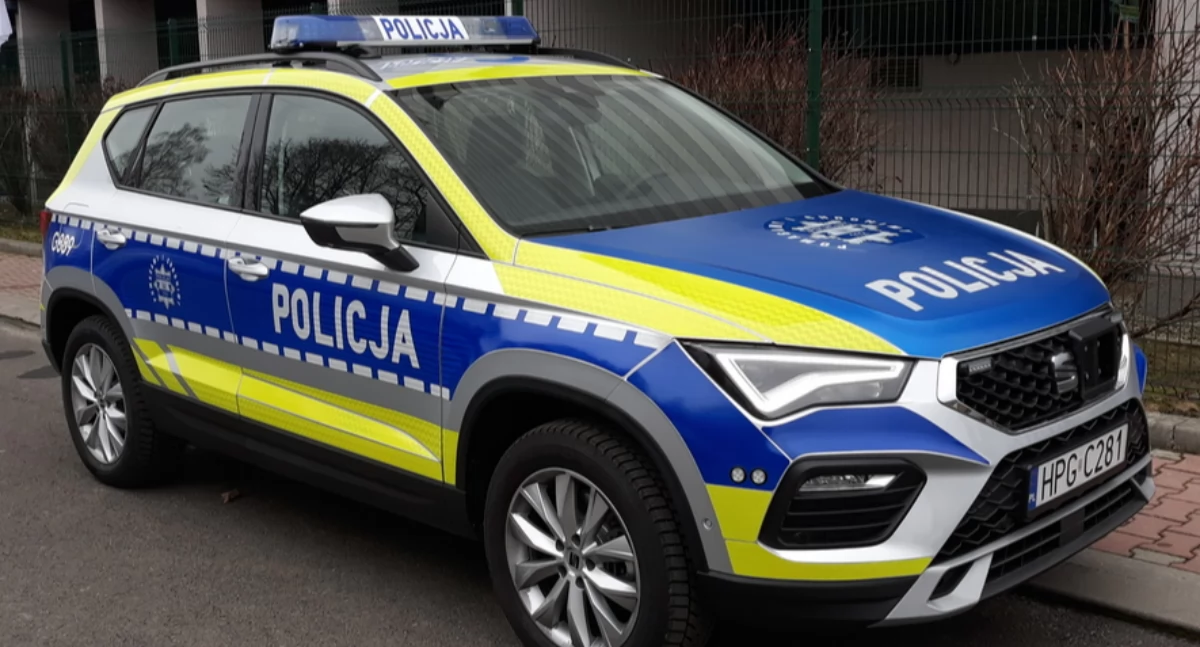 Kronika policyjna, Zakrwawione osoby samochodzie Starachowicach Pogotowie policja parkingu przed miejskim basenem - zdjęcie, fotografia