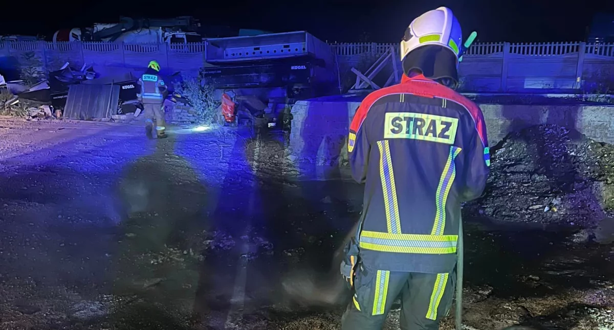 Pożary, Pożar ciężarówkami zgłoszenie środku poderwało strażaków - zdjęcie, fotografia