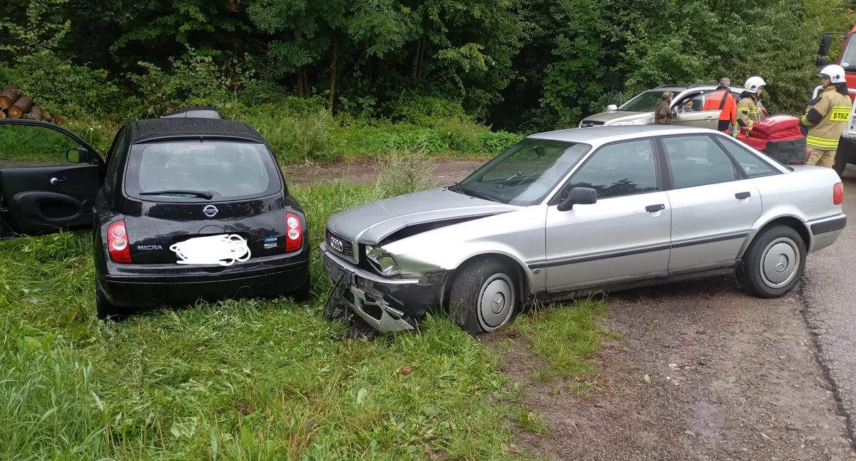 Wypadki drogowe, Zderzenie dwóch samochodów Bronkowicach letnia pasażerka trafiła szpitala - zdjęcie, fotografia