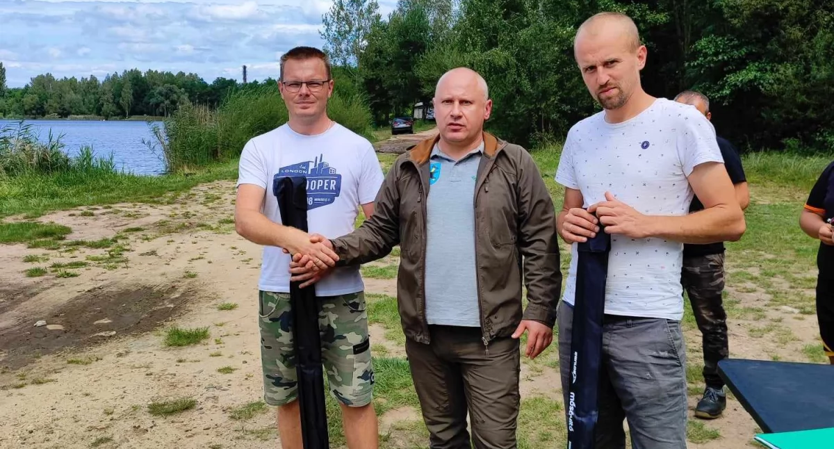 Najlepsi otrzymali upominki w postaci sprzętu wędkarskiego 
