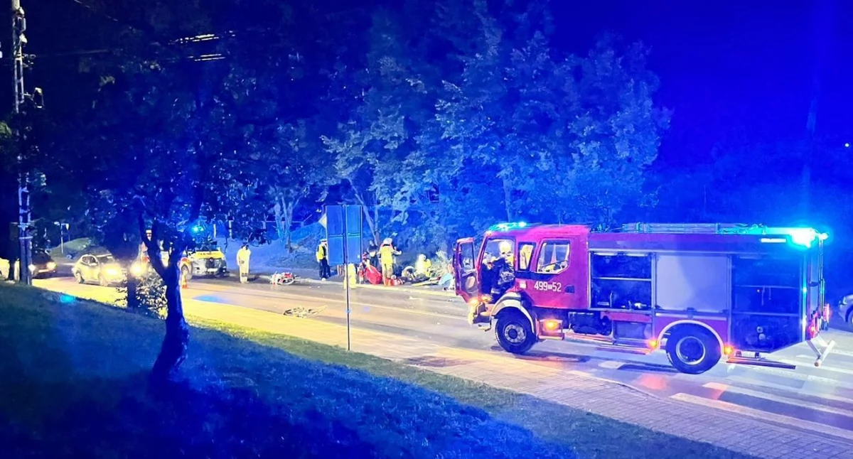 Wypadki drogowe, Wypadkowy czwartek drogach powiatu starachowickiego poszkodowani zderzeniu motocykla rowerzystą - zdjęcie, fotografia