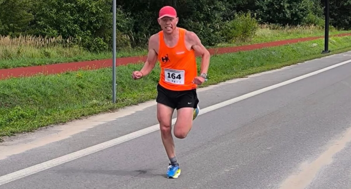 Lekkoatletyka, Najwyższy stopień podium reprezentanta Rudnik Piotr Jaśtal triumfatorem jubileuszowego biegu Stanisława Staszica - zdjęcie, fotografia