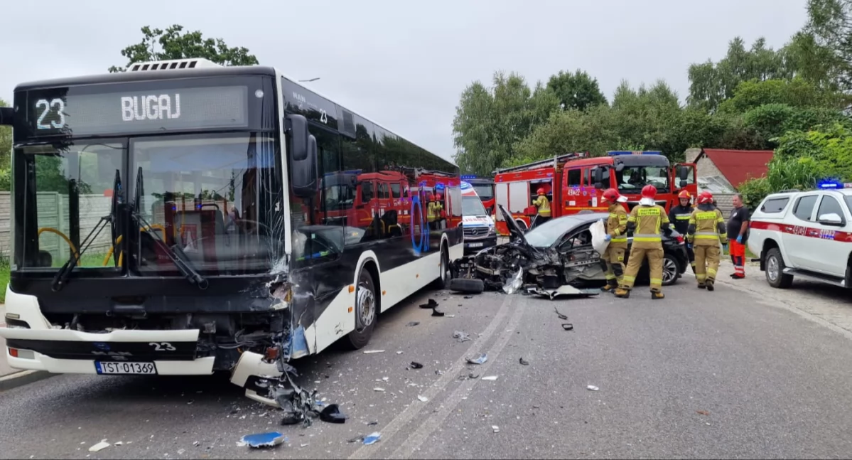 Wypadki drogowe, Wypadek Starachowicach Zderzenie autobusu miejskiego citroenem - zdjęcie, fotografia