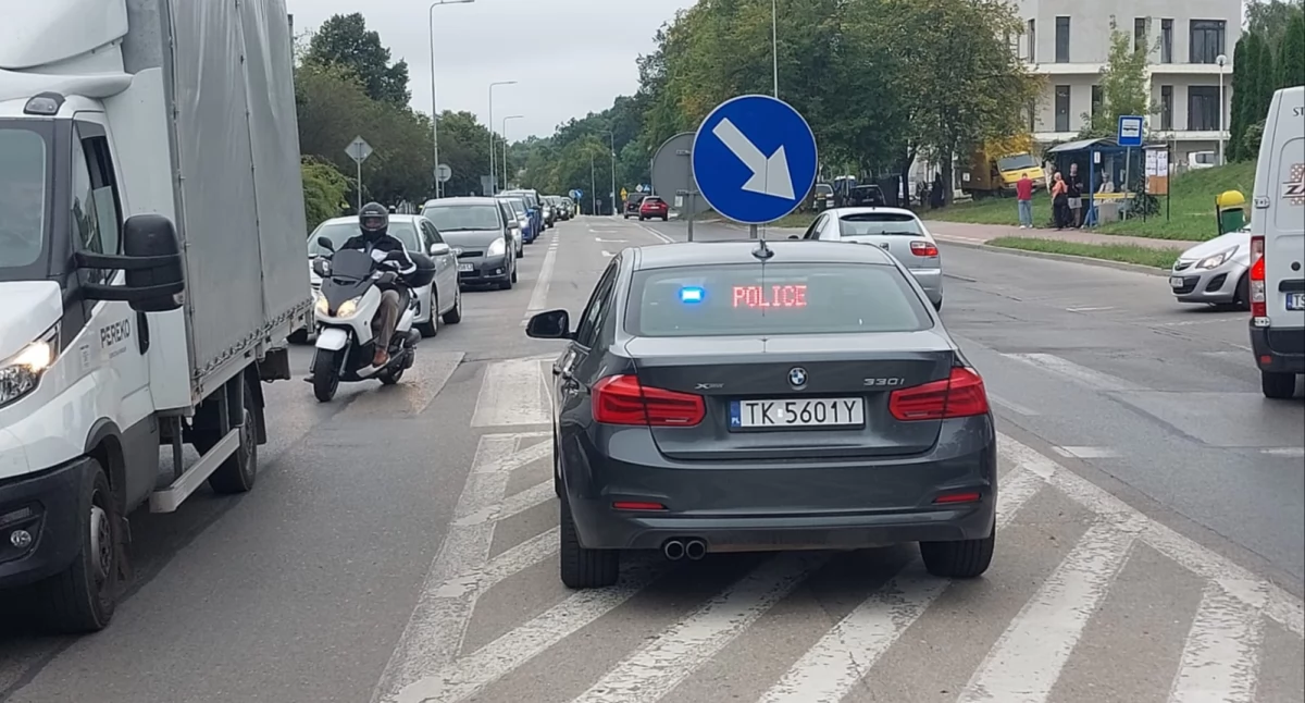 Wypadki drogowe, Potrącenie pieszego Starachowicach Poszkodowany opatrywany przez ratowników medycznych - zdjęcie, fotografia