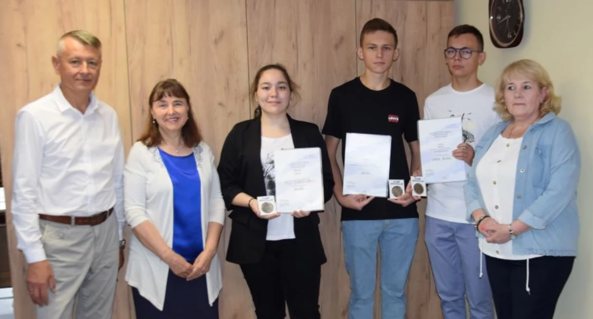 Trójce laureatów pogratulował wójt Mirosław Seweryn za godne reprezentowanie gminy 