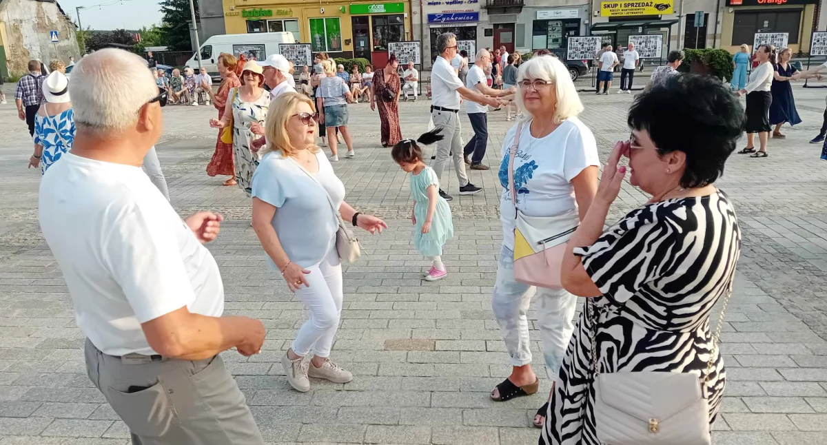 Wydarzenia, Ostatnia potańcówka starachowickim rynku - zdjęcie, fotografia