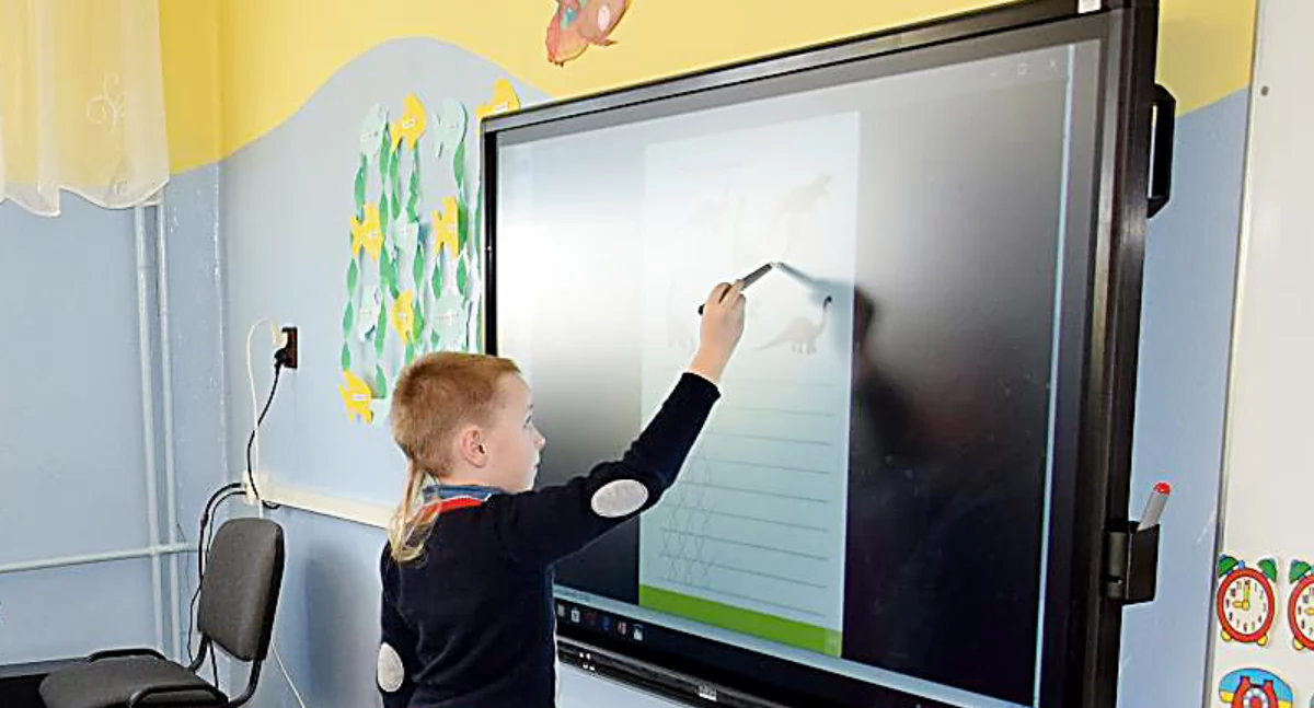 Edukacja, Aktywne tablice pięciu szkół powiatu starachowickiego - zdjęcie, fotografia