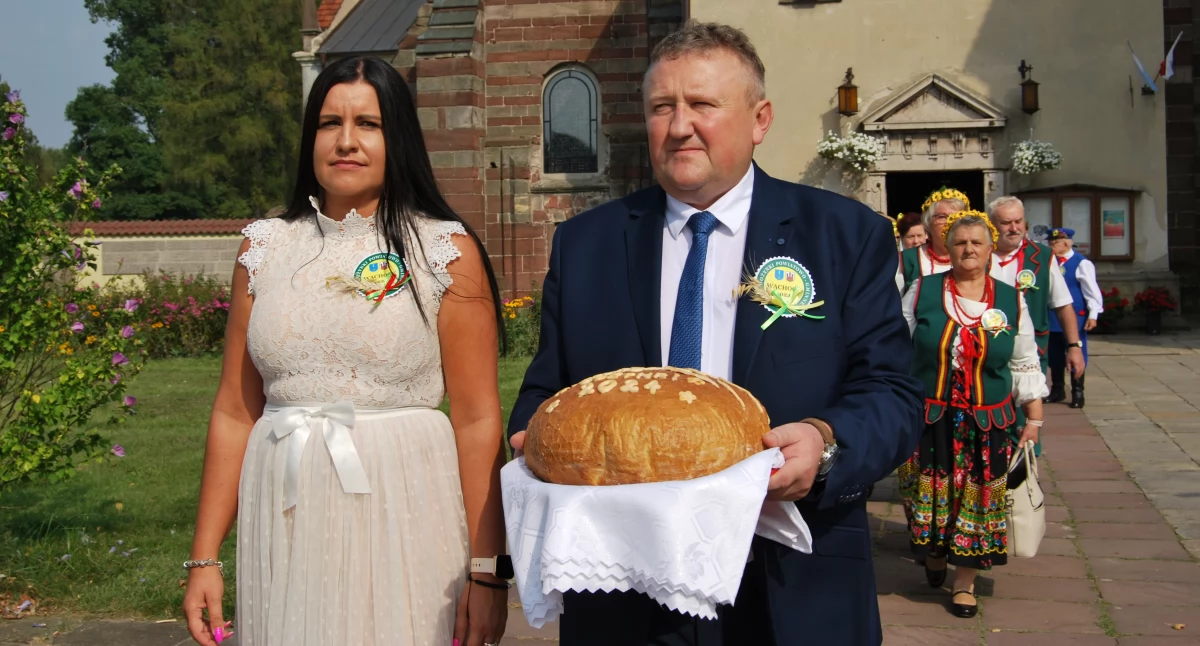 Na czele korowodu szli starostowie Julita Piętek z Wielkiej Wsi i Artur Grzelka z Parszowa 