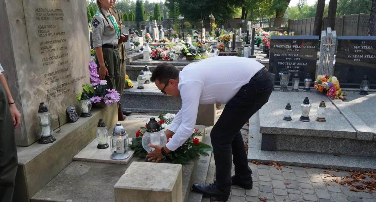Zdjęcie: Piotr Babicki składa znicz 