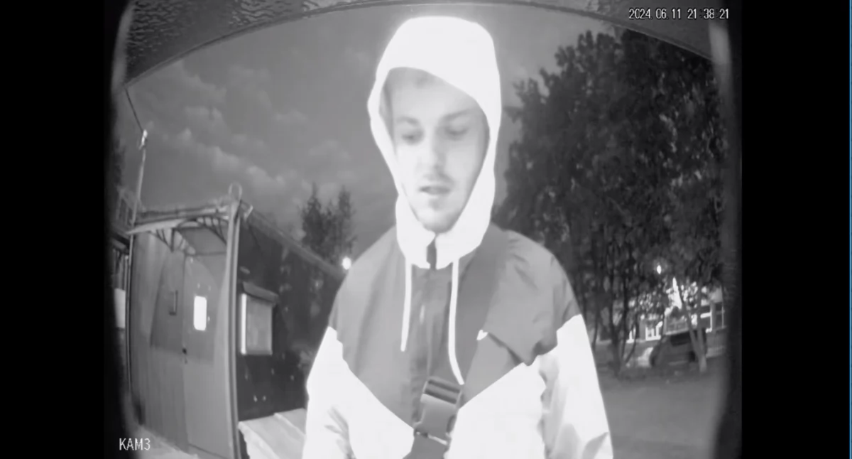 Komunikaty, Świętokrzyscy policjanci proszą pomoc rozpoznaniu sprawcy Oszust przed paczkomatem - zdjęcie, fotografia