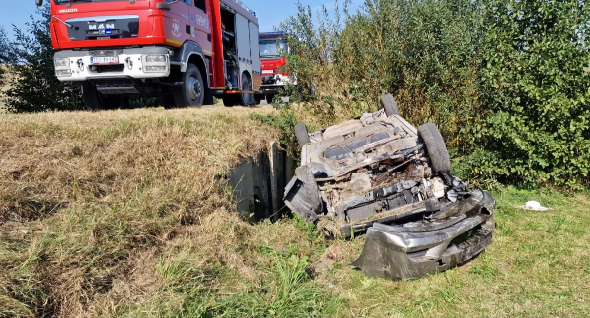 Wypadki drogowe, Wypadek miejscowości Łomno Parcele Samochód kobietą środku dachował - zdjęcie, fotografia
