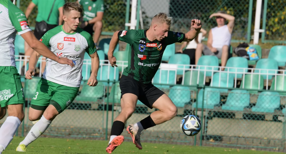 Piłka nożna, Druga porażka Staru Starachowice jesienią Adrian Szynka trafia rzutu wolnego - zdjęcie, fotografia