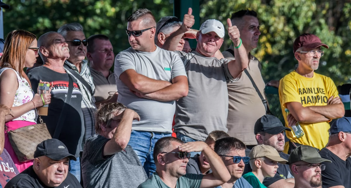 Zdjęcie: W piątkowe popołudnie spora grupa kibiców dopingowa obydwie drużyny