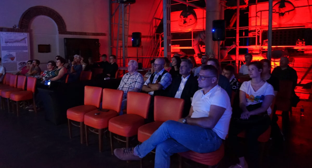 Kino, Niezwykły pokaz filmowy starachowickim Muzeum Przyrody Techniki - zdjęcie, fotografia