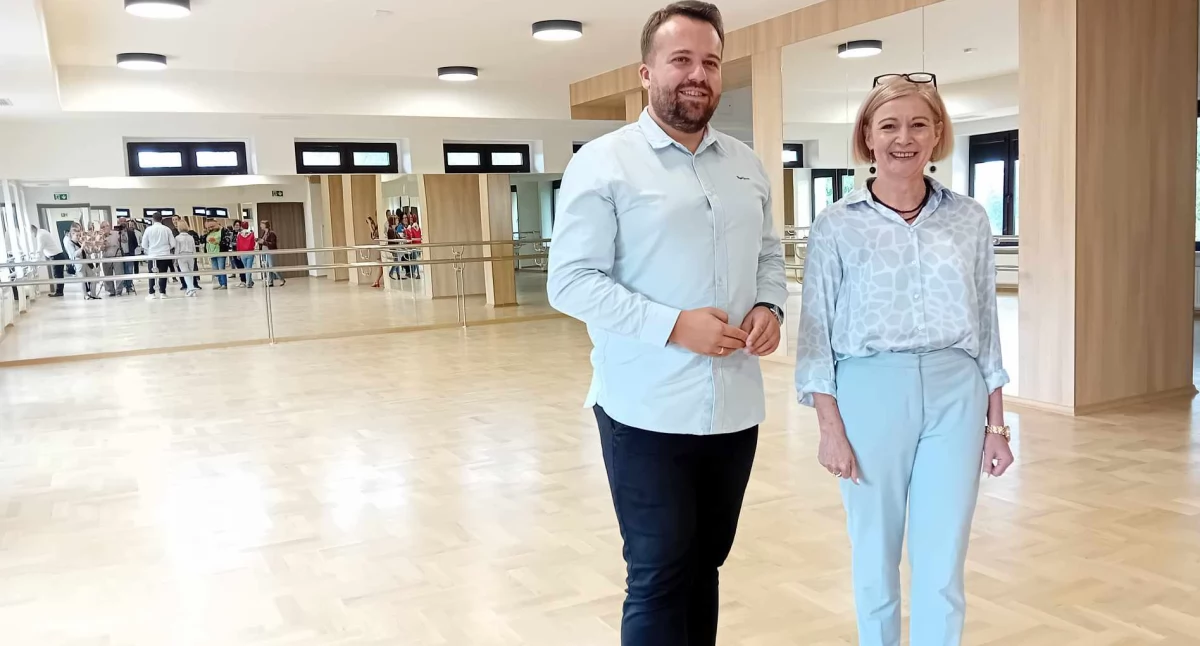 Prezydent Marek Materek i Agnieszka Lasek-Piwarska, dyrektor Parku Kultury w Starachowicach zaprosili na spacer po Parku Kultury