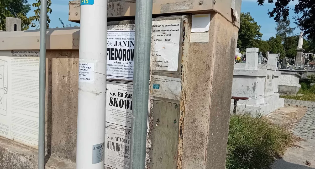 Tablica jest przy wejściu na cmentarz przy ul. Polnej