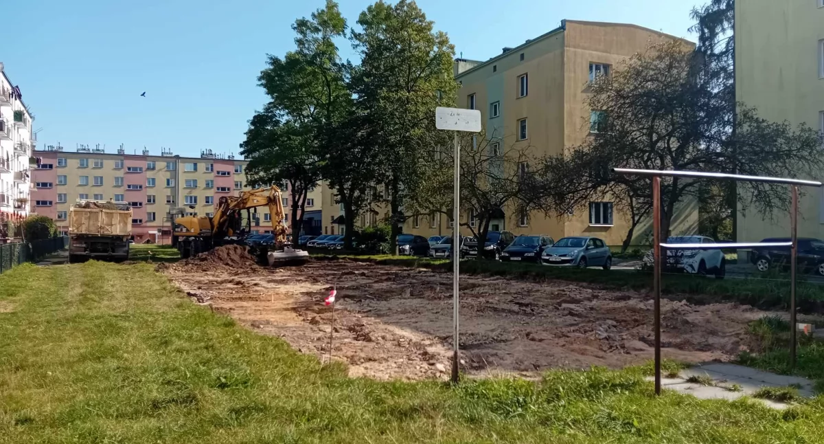 Między ul. Słoneczną a Żeromskiego trwa budowa parkingu - a gdzie dzieci będą się bawić? - pytają zaniepokojeni mieszkańcy 