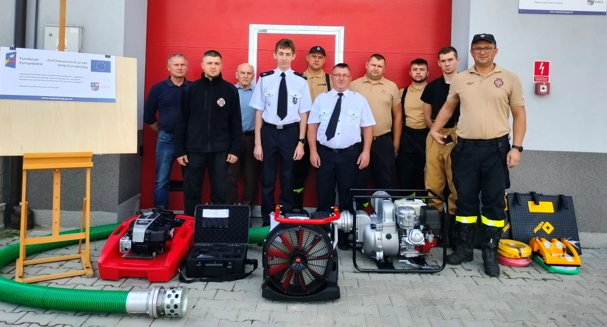 W przekazaniu sprzętu uczestniczyli prezes OSP Osiny Hubert Celuch, wiceprezes Roman Sobczyk, naczelnik OSP Osiny Jarosław Dudek, sołtys Osin i gospodarz OSP Roman Stompór, Andrzej Kutwin inspektor ds. bezpieczeństwa w Urzędzie Gminy w Mircu oraz druhowie z Osin. 