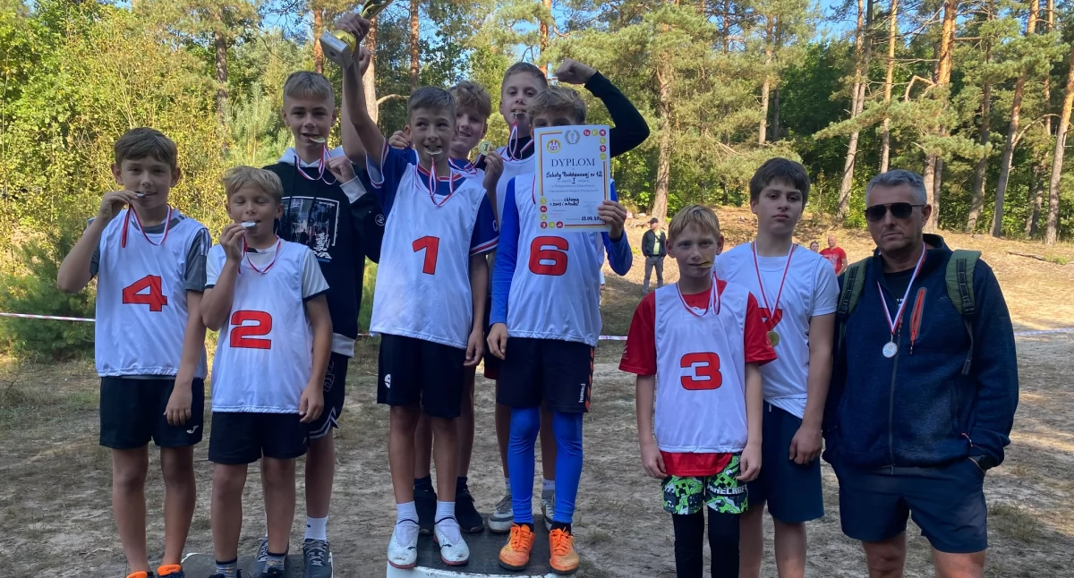 Lekkoatletyka, Kolejne sukcesy biegaczy Szkoły Podstawowej Starachowicach Mistrzowie przez duże - zdjęcie, fotografia