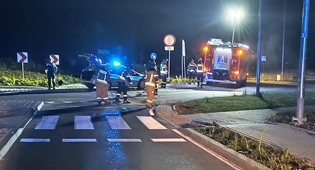 Wypadki drogowe, Wypadek Wąchocku Kierowca peugeota wjechał rondo - zdjęcie, fotografia