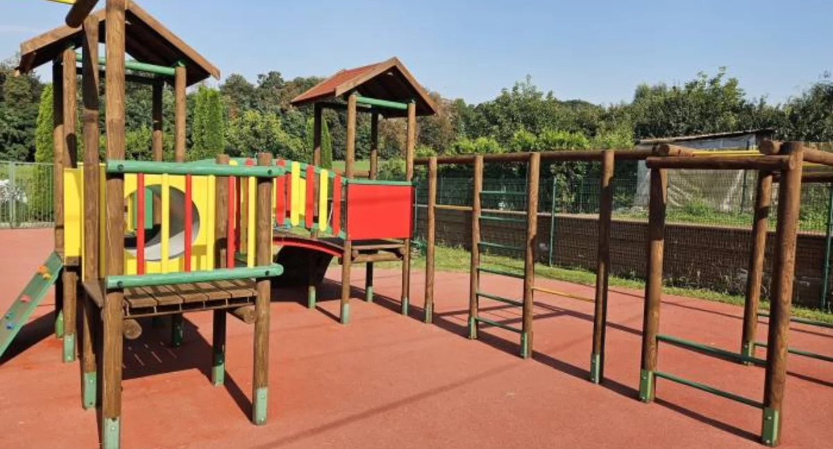 Informator gminy Pawłów , Remont placu zabaw Chybicach - zdjęcie, fotografia