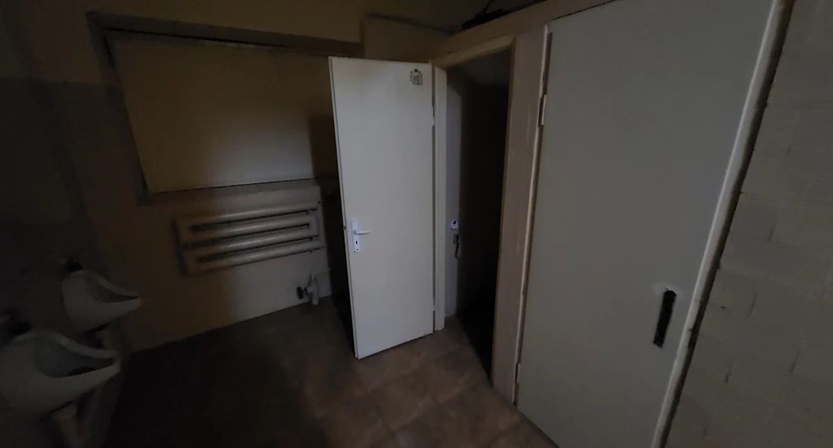 Zdjęcie zrobione kilka dni temu w miejskiej toalecie przy Alei Armii Krajowej. Ciemno, brudno, nieczynne kabiny...