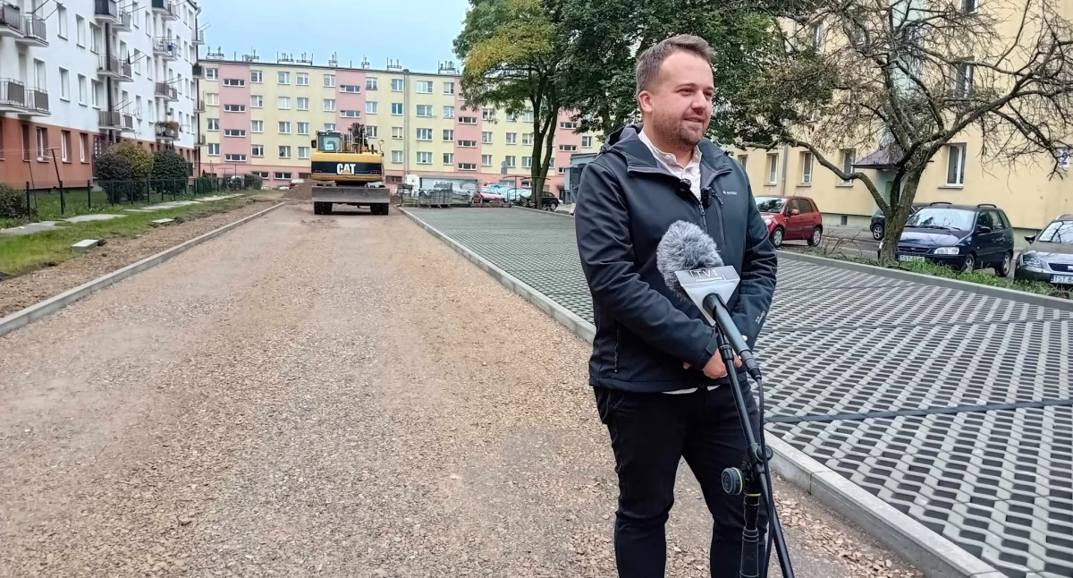 Parking powstaje w miejscu, gdzie był plac zabaw. Miejsce do zabaw dla dzieci będzie nieco dalej odsunięte
