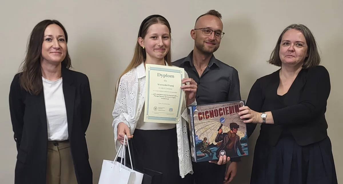 Zdjęcie: Nasza zwycięska Weronika i jurorzy (od lewej): przewodnicząca Luiza Buras-Sokół (Teatr im. Stefana Żeromskiego w Kielcach), Dariusz Skrzyniarz (IPN Kielce) Edyta Krężołek (IPN Kielce)
