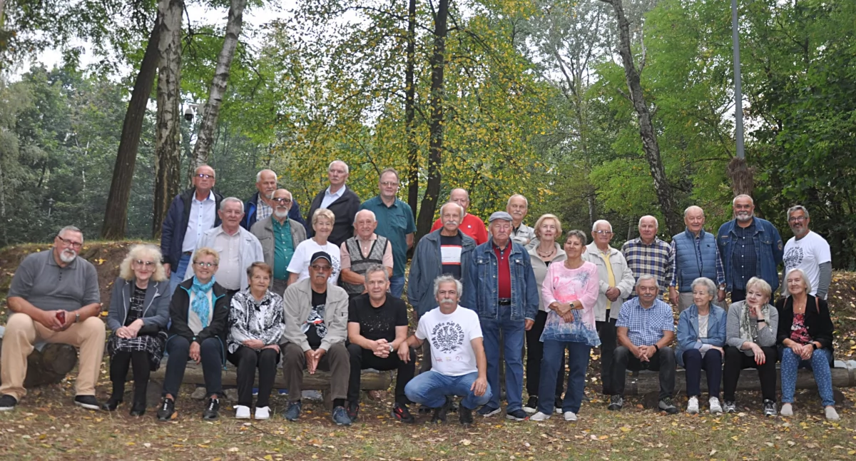 Zdjęcie grupowe uczestników plenerowego zebrania