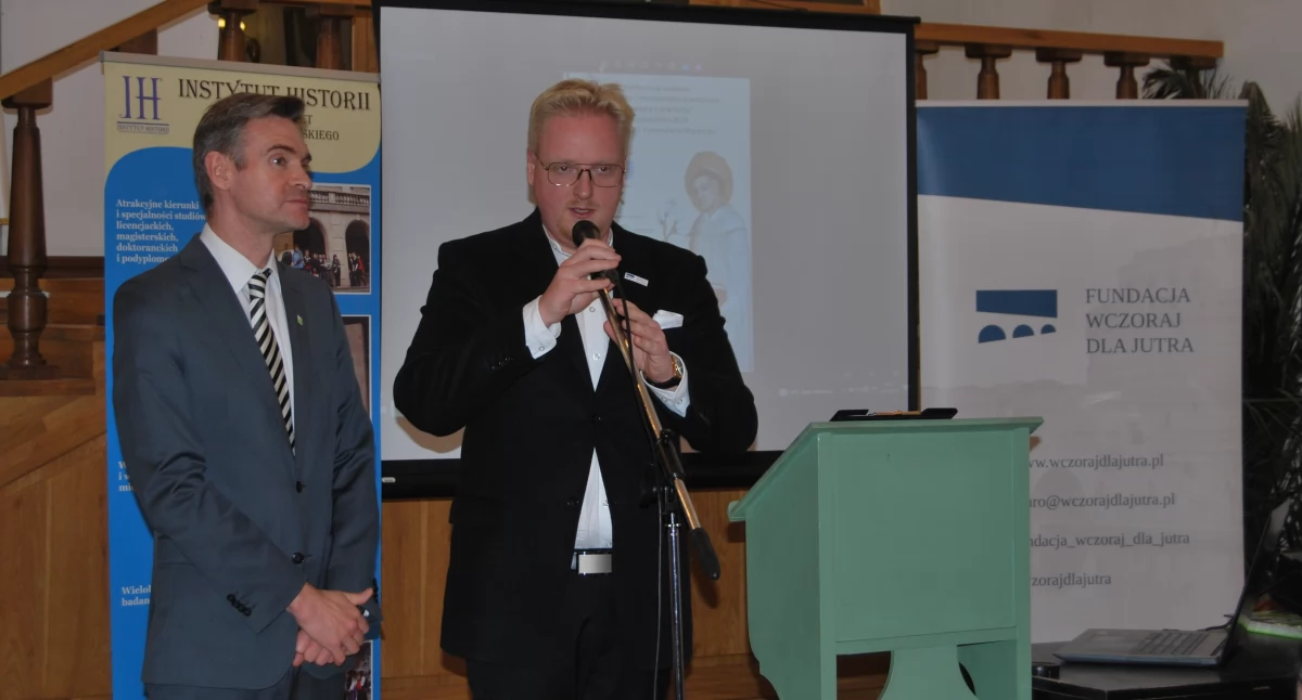 Doktor Marcin Janakowski z Fundacji wczoraj dla jutra oraz Paweł Kołodziejski, dyrektor Muzeum uroczyście otworzyli konferencję 
