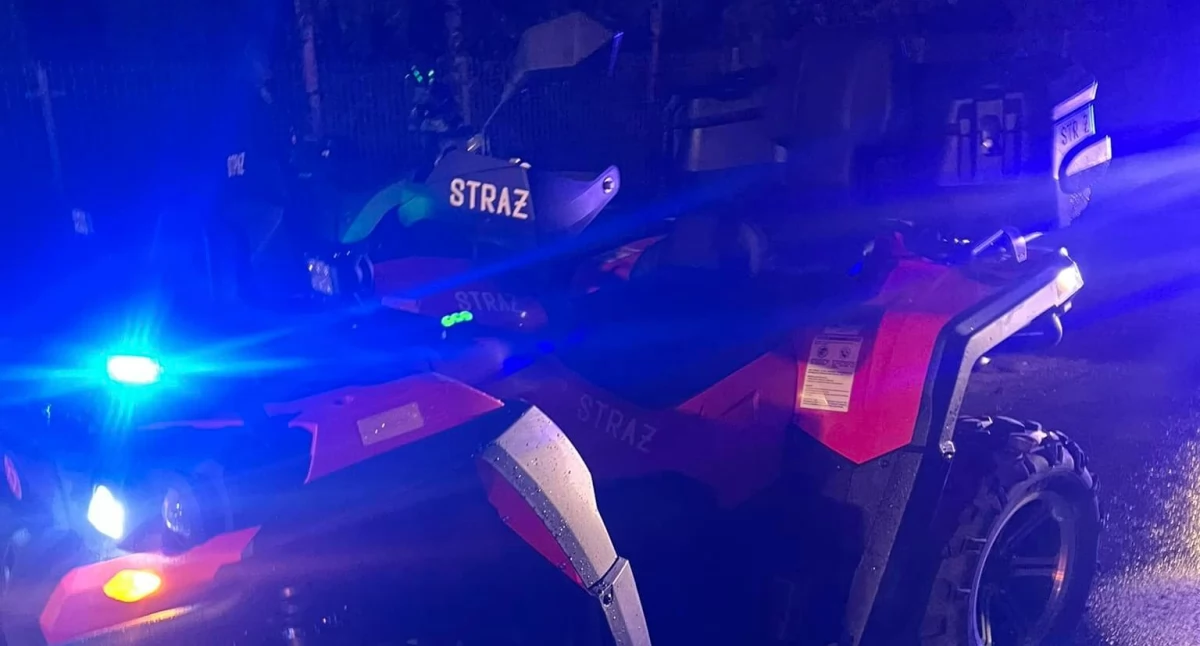 Kronika policyjna, letni mężczyzna poszukiwany przez policjantów strażaków spędził lesie - zdjęcie, fotografia