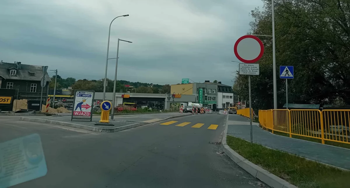 Dojazd do marketów: Biedronka i Mrówka odbywać się będzie ulicą Wielkopiecową, od strony garaży przy ul. Piłsudskiego. 