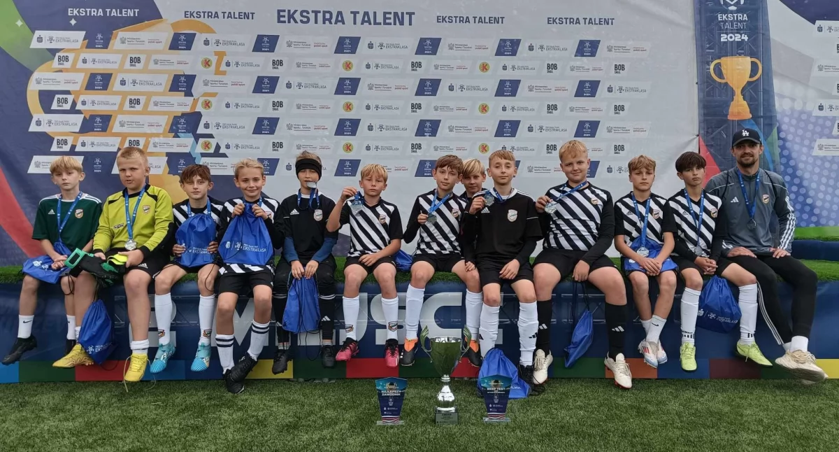 Piłka nożna, Młodzicy starachowickiej Akademii drugim stopniu podium turnieju Widzew Extra Talent - zdjęcie, fotografia