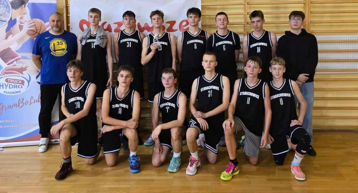 Koszykówka, Koszykarze starachowickiego Basketu rozpoczęli ligowe zmagania Najpierw radomski turniej później triumf Nowym Sączu - zdjęcie, fotografia