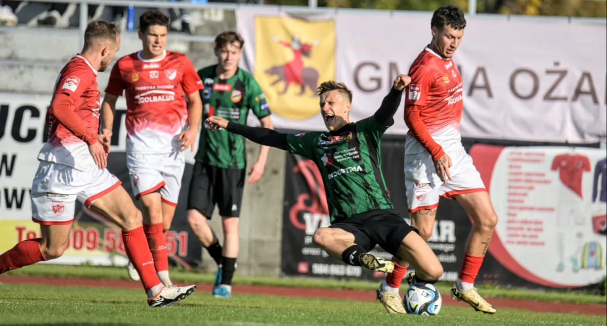 Piłka nożna, Niespodzianka stadionie Ożarowie Starachowice stracił punkty Wiązownica - zdjęcie, fotografia