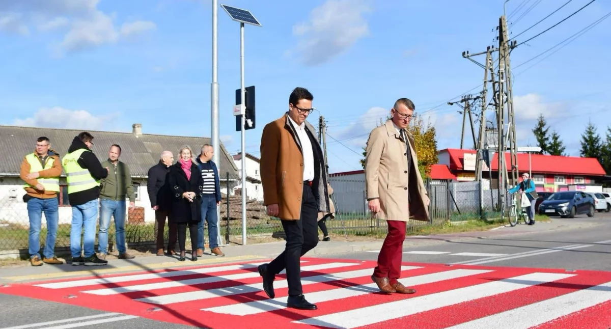 Starosta Piotr Babicki wspólnie z Wójtem Gminy Mirzec Mirosławem Sewerynem podczas odbioru zmodernizowanego przejścia