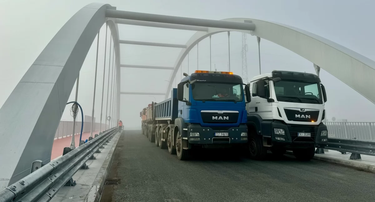 Wiadukt pod obciążeniem ciężarówek