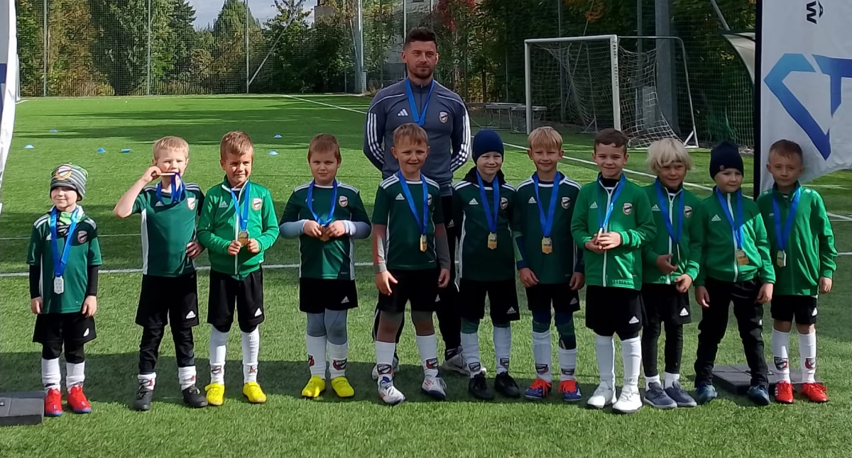 Piłka nożna, Akademia Piłkarska Starachowice Copalnia Talentów wymagającymi przeciwnikami grupie - zdjęcie, fotografia