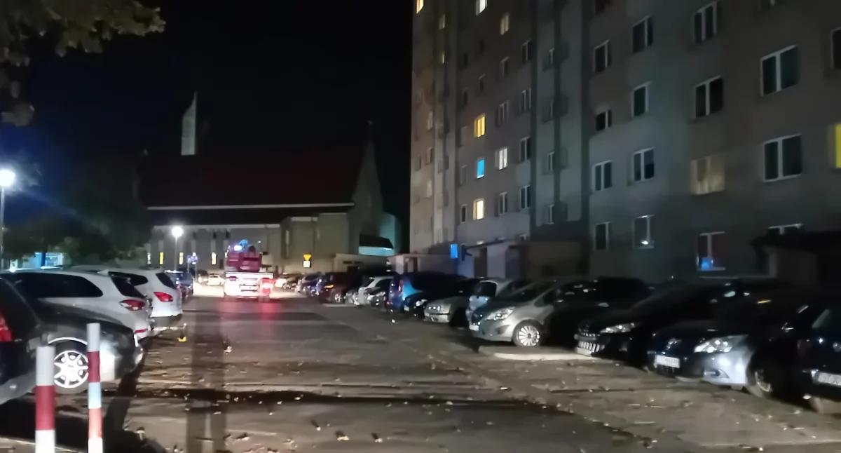 Straż Pożarna, Wieczorna interwencja służb Granicznej Starachowicach Ktoś miał chodzić dachu wieżowca - zdjęcie, fotografia