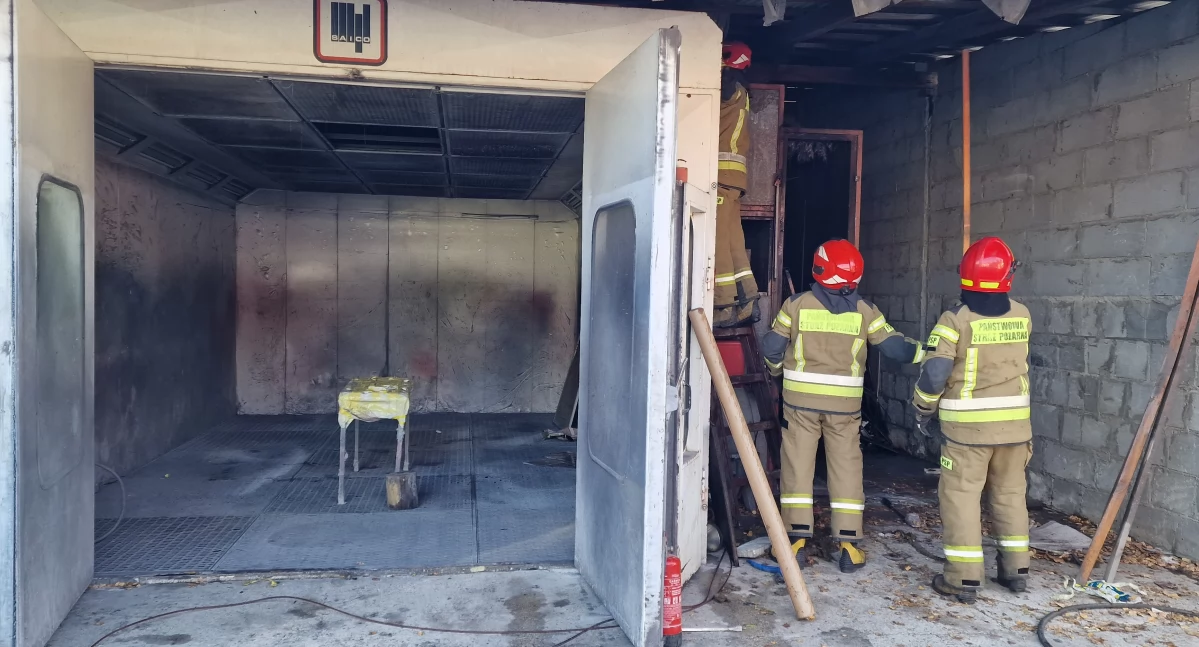 Pożary, Pożar lakierni Starachowicach Zastępy strażaków miejscu - zdjęcie, fotografia