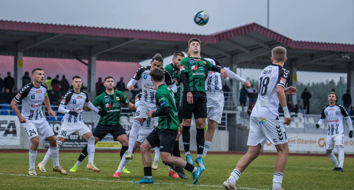 Piłka nożna, Starachowice kontra Sandecja Sącz Górą lider - zdjęcie, fotografia