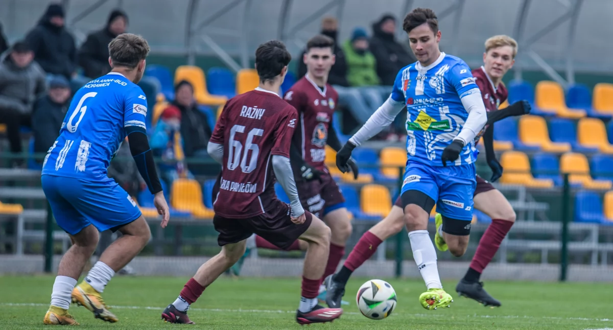 Piłka nożna, Porażka Pawłów Moravią Morawica  Trafienie Kacpra Gładysia dało nadzieję - zdjęcie, fotografia