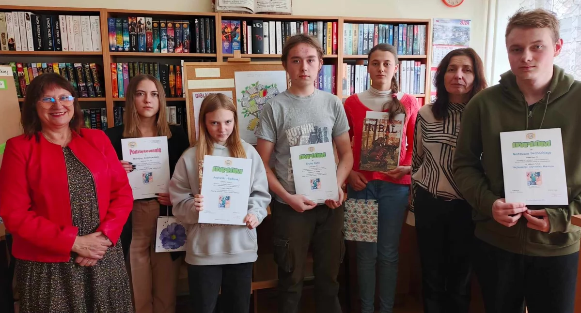 Monika Wójcik, dyrektor ZSZ nr 1 wraz z bibliotekarką Dorotą Dziurą wręczyły uczestnikom dyplomy i upominki 