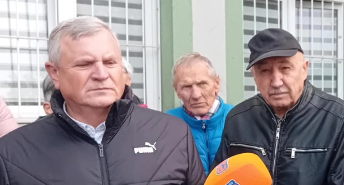 Mieszkańcy, wśród któych był radny Mirosław Gęborek protesowali przeciw wyprzedaży majątku miasta przed ostatnią sesją Rady Miejskiej