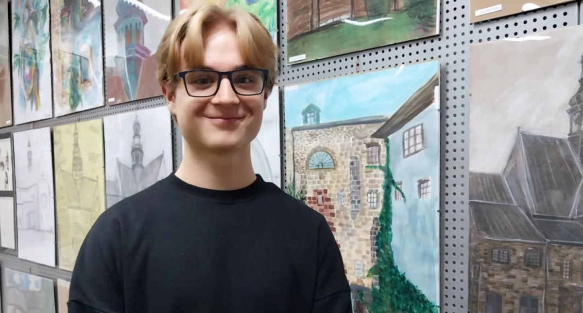 Zdjęcie: artysta wraz ze swoją pracą 