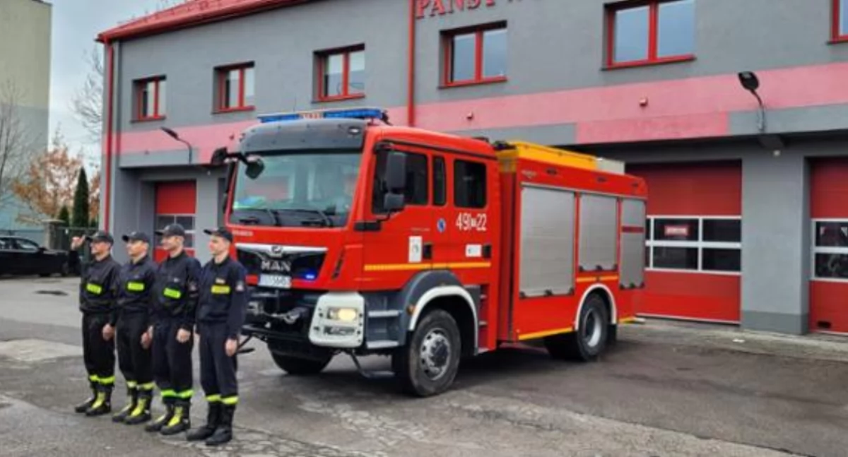 Straż Pożarna, Starachowicach zawyły syreny Strażacy oddali hołd tragicznie zmarłemu Piotrowi Mierneckiemu - zdjęcie, fotografia