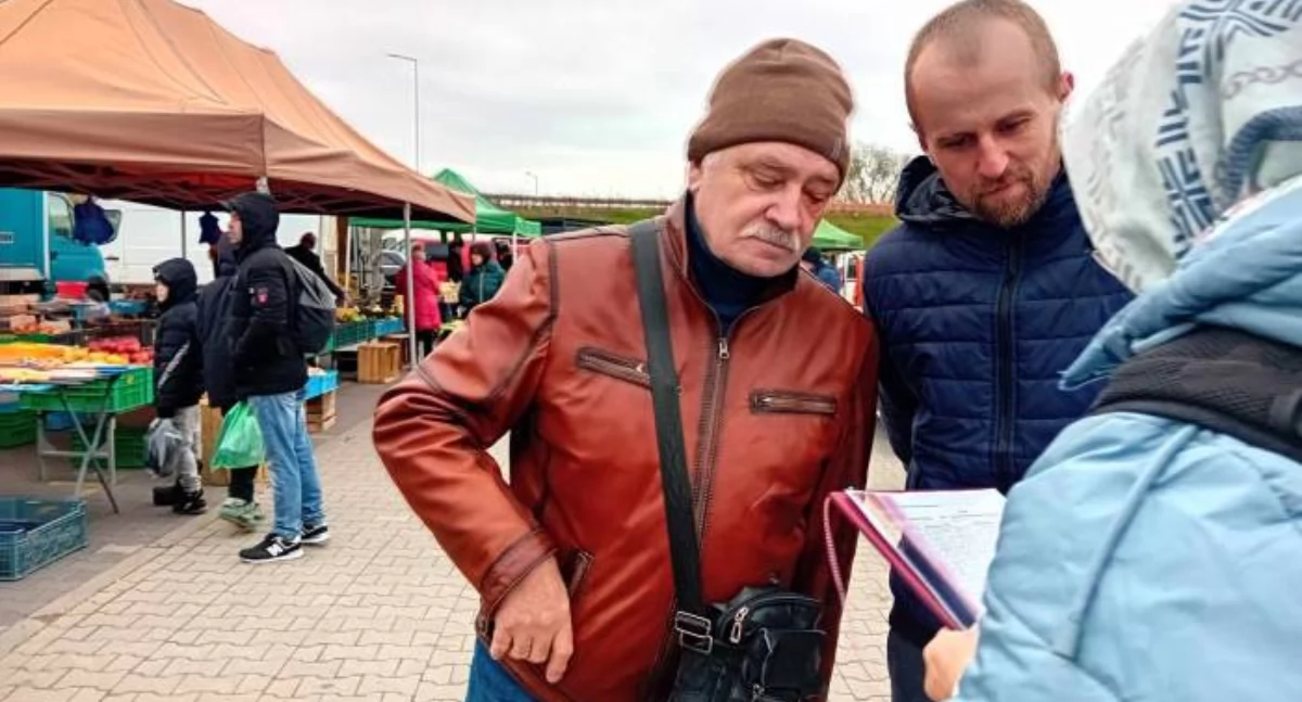 Podpisy pod petycją do prezydenta sprzeciwiając się wyprzedaży majątku miejskiego w ostatnią sobotę mieszkańcy składali na miejskiej targowicy, podpisy zbierał m.in. randy Konrad Rączka. 