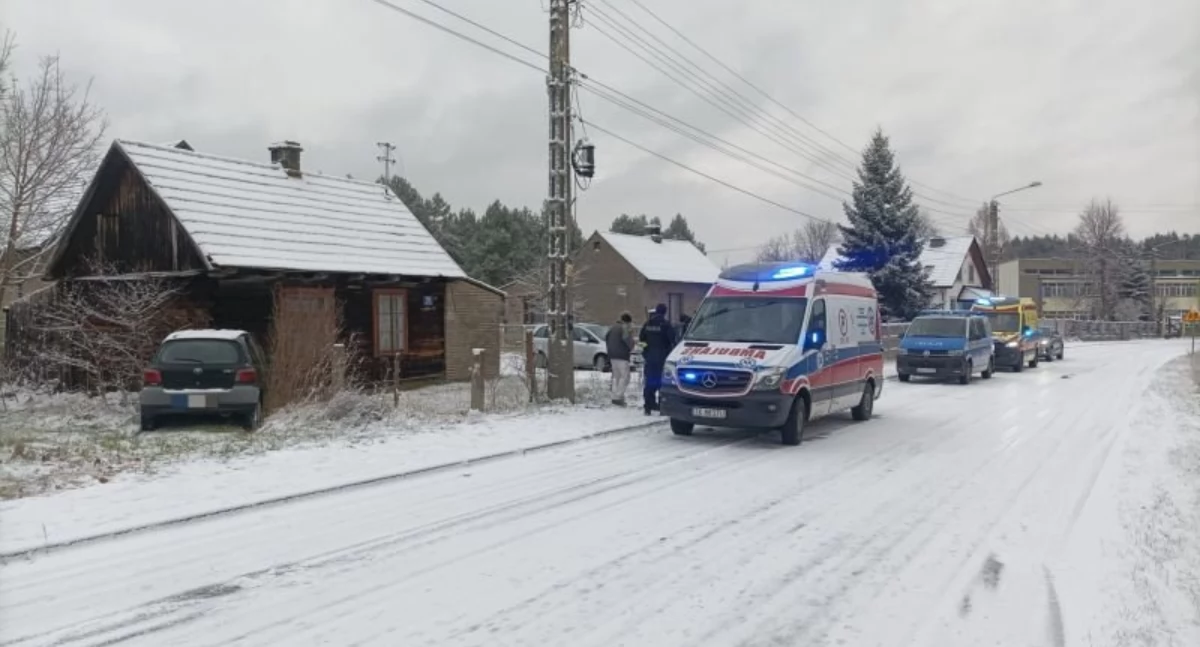 Wypadki drogowe, Wypadek Majkowie Toyota wjechała chodnik potrącając matkę dziećmi - zdjęcie, fotografia
